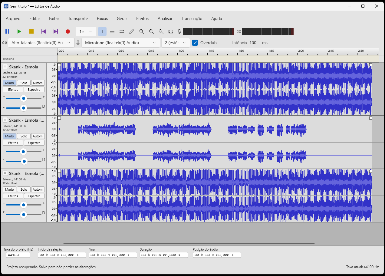 Interface do Editor de Áudio com múltiplas faixas e formas de onda